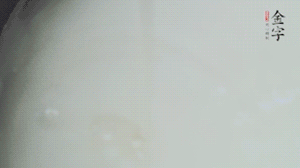 將浸泡了30分鐘的米放入電飯煲中，在水中加入半勺油。