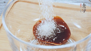 合上蓋子，啟動電源煮飯。期間混合好調(diào)味汁。