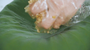 將食材混合好鋪到新鮮荷葉上。（可以加點水）