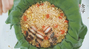 擺上金字醬肉，妥帖包裹好上鍋蒸。