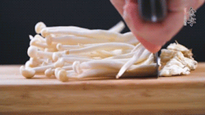 海鮮菇、蟹味菇去掉根部，洗凈。