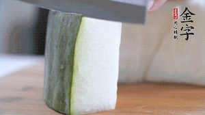 冬瓜去瓤去皮，切小塊。