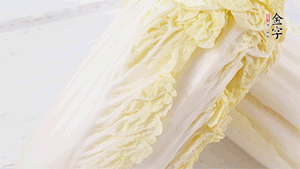 娃娃菜洗凈，對半切。