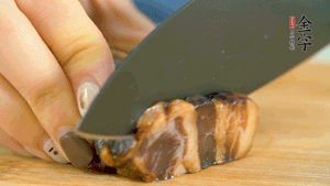 金字風(fēng)味醬肉切成片，上鍋蒸15分鐘。