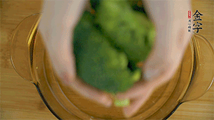 西蘭花洗凈，切成小塊汆燙，切碎。