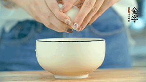 雞蛋液打散，可以加點(diǎn)鹽和黃酒，邊煎邊用筷子攪拌。