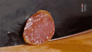 金字火腿肉香腸上鍋蒸15分鐘，切片備用。