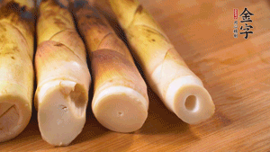 春筍剝?nèi)ネ鈿?，切成滾刀塊。