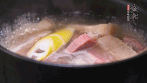 火肉、豬肉加料酒、清水大火煮開后，加入春筍小火慢燉40分鐘，出鍋前撒蔥花即可。