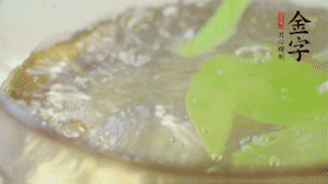 萵筍去皮切片，加鹽焯水。