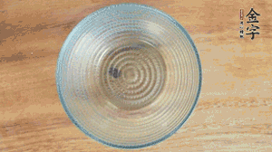 取一個碗，香菇倒放，香腸片圍繞鋪成圓形，加炒好的米飯壓實。