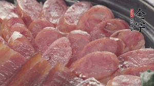 沿著米飯邊淋一圈玉米油，擺上小青菜，淋上醬油和湯調(diào)成的醬汁，撒上辣椒粒、香蔥末即可。