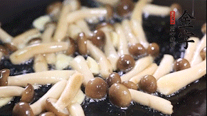 熱油下鍋煸香蒜末，依次加蟹味菇、香腸、西蘭花均勻翻炒，放適量水燜煮3分鐘。