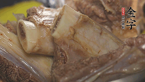 鍋中加熱適量油，加入姜和牛仔骨炒至外表呈金棕色。