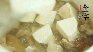 加入適量清水、黃酒燉開后，小火煮1小時即可。