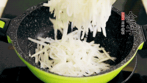 鍋加油至5成熱，放香腸粒、臘肉粒翻炒，等脂肪變透明后，加香菇、瑤柱、蝦米，放適量冰糖、胡椒粉、鹽炒至香味溢出。