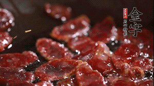 鍋中油7成熱時(shí)，香腸片翻炒均勻，然后依順序加胡蘿卜絲、小青菜、面條。