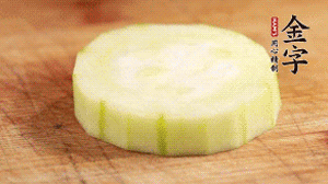 將香腸片鋪到絲瓜圈上。