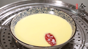 將香腸片均勻鋪上，繼續(xù)蒸6分鐘。