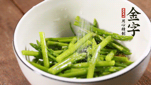 將調(diào)料放入準備好的食材中，攪拌均勻。