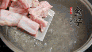 剁成塊狀的排骨洗凈，放入沸騰的鍋中，加姜片汆燙，2分鐘后撈出備用。