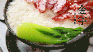 5分鐘后，在鍋邊用勺子淋一圈少少的油。打雞蛋，放青菜，把調(diào)好的醬汁倒入。（在米飯周圍用小勺沿著鍋邊淋上一圈油，是為了吃到地道的鍋巴。這個過程可以稍微轉(zhuǎn)動下鍋，使四壁受熱均勻。）