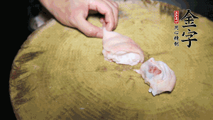 新鮮豬蹄切成塊狀，冷水入鍋，加姜片、黃酒汆燙3分鐘，出鍋后洗凈。（要先將豬蹄的蹄甲和毛處理干凈，如果有毛扎扎的感覺，非常影響口感。大火燒開后，撇去血沫，要多撇幾遍至干凈，這樣才可使湯色更鮮亮、清淡不油膩。）