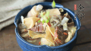 加翠綠的蔥花點(diǎn)綴一下就可以啦。