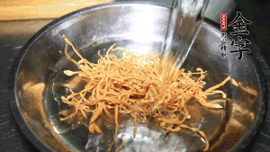 蟲(chóng)草花用涼水浸泡10分鐘，干香菇溫水泡發(fā)至軟去蒂備用。蓮子、紅棗也可一同清洗干凈。