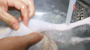 土雞處理干凈。（如果買(mǎi)不到土雞，一般的雞也是可以的，不過(guò)需要汆水。溫水下鍋汆燙7分鐘左右，汆燙時(shí)需要適時(shí)翻動(dòng)。汆燙雞肉是為了去掉生腥味，也是一次徹底清潔的過(guò)程，可以使燉出的湯清爽而不渾濁，鮮香而無(wú)異味）