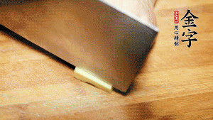 將雞、生姜片、火腿片放入砂鍋中，注入清水淹沒(méi)雞身。（燉湯最適宜冷水下鍋，隨著水溫的慢慢升高，原料會(huì)充分釋放出營(yíng)養(yǎng)。）