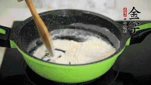 【月餅餡】3．把面粉放入干凈的炒鍋，小火加熱不斷翻炒，至呈微黃色熟透。在腌漬好的火腿丁中加熟面粉，拌勻后，加黃油拌勻揉搓成12個(gè)小球，放冰箱冷藏備用。