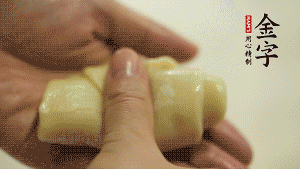 【包月餅】1．面劑兩頭向中間捏緊， 把光滑一面向下，按扁后搟成圓形面皮。餡料放在面皮中心，把餡料包緊，捏緊收口。