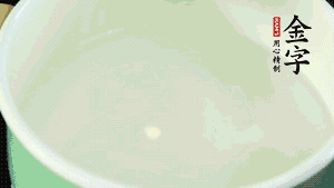 鍋中盛涼水，放入汆燙好的鴿子、火腿片、生姜片。