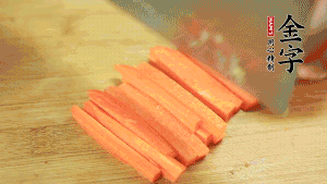 洋蔥、青椒、胡蘿卜切成粒備用。