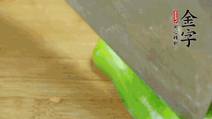 大蒜切成小段，青椒去籽滾刀切成塊。