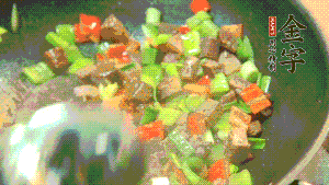 熱油起鍋，依次加入青椒塊、牛肉、大蒜煸炒均勻。