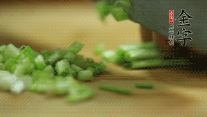 小蔥切成蔥花。