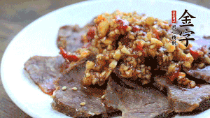 最后把醬汁淋到牛肉上即可，撒上芝麻、香菜。也可以把牛肉和醬汁攪拌均勻，讓牛肉與醬汁更加入味。