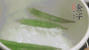 在煮面湯時，就可以做其他步驟了。比如把秋葵汆水，橫切成星星造型；雞蛋煮熟，切成兩半；黃瓜切成絲。