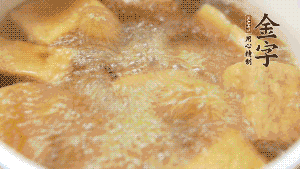 另起一個(gè)湯鍋，倒入適量清水，加入炸好的豆腐塊。待水沸騰后，加入臘肉，用生抽、料酒、火腿高湯調(diào)味。燉煮至臘肉熟透，加辣椒圈增加點(diǎn)辣味。（調(diào)料可以根據(jù)個(gè)人口味適當(dāng)調(diào)整，火腿高湯能夠讓湯汁更加層次豐富。）