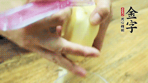 將食材洗凈，茄子、土豆切滾刀塊。