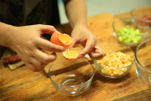 雞蛋蛋白和蛋黃分開，把蛋黃打散。