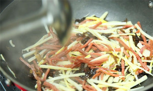 起油鍋，蒜茸煸香，倒入所有食材，加料酒翻炒至熟即可。