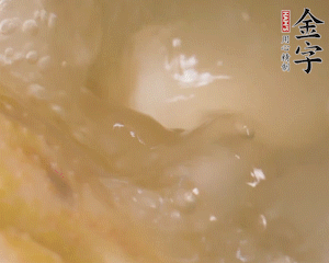 沸騰后撈出蔥結(jié)，小火燉45分鐘，加山藥再燉15分鐘。