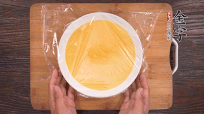 去除雞蛋液浮沫后，沸水上鍋蒸6分鐘。