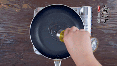 魚頭對開，洗凈瀝干。鍋中加油，把魚頭兩面煎至金黃色，期間加蔥姜，每面約需時2-3分鐘。