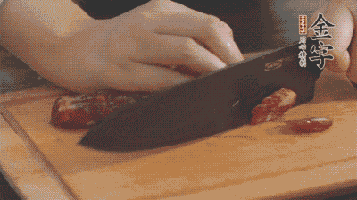 金字土香腸切片，香菇切丁。