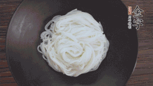 依次放入黃瓜絲、花生米、燙熟的豆芽、麻辣香腸、香菜、擺盤即可。