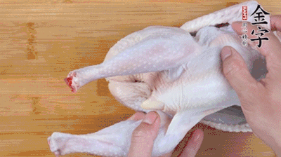 菌菇分別冷水泡發(fā)。雞處理干凈后剁成小塊，放水中浸泡半小時去血水。